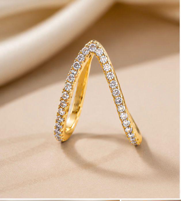 Elegant Gold Plated V-Shape Crystal Ring for Women